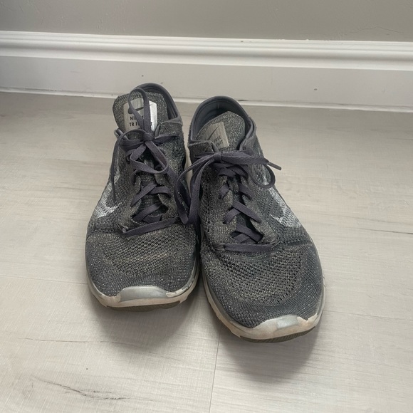 Women’s Silver Nike Running Shoe, Size 8, Little Sparkles Throughout the Shoe - Picture 2 of 8